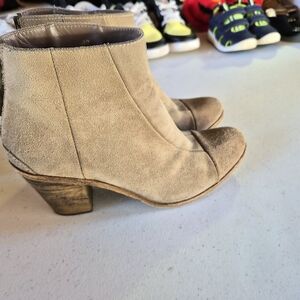 Elegant Hoss Intropia Beige Suede Ankle Boots